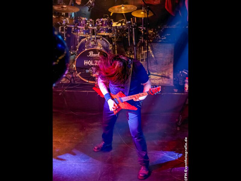 Dark Lightning live, Headbangen an der Gitarre, 30. September 2022. Foto: FH-Eventfotografie