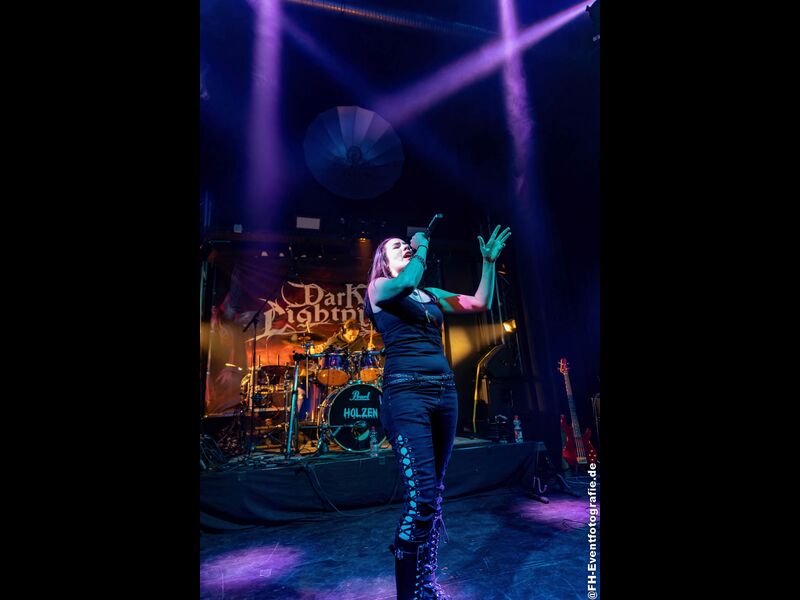 Dark Lightning live, Gesang vor dem Bandbanner, 30. September 2022. Foto: FH-Eventfotografie