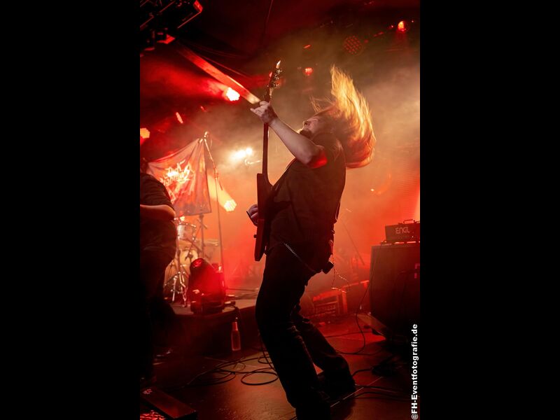 Dark Lightning live vor dem Bandbanner, 09. Dezember 2022. Foto: FH-Eventfotografie
