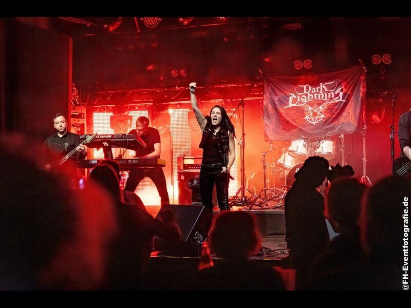 Dark Lightning live, Headbangen an der Gitarre, 09. Dezember 2022. Foto: FH-Eventfotografie